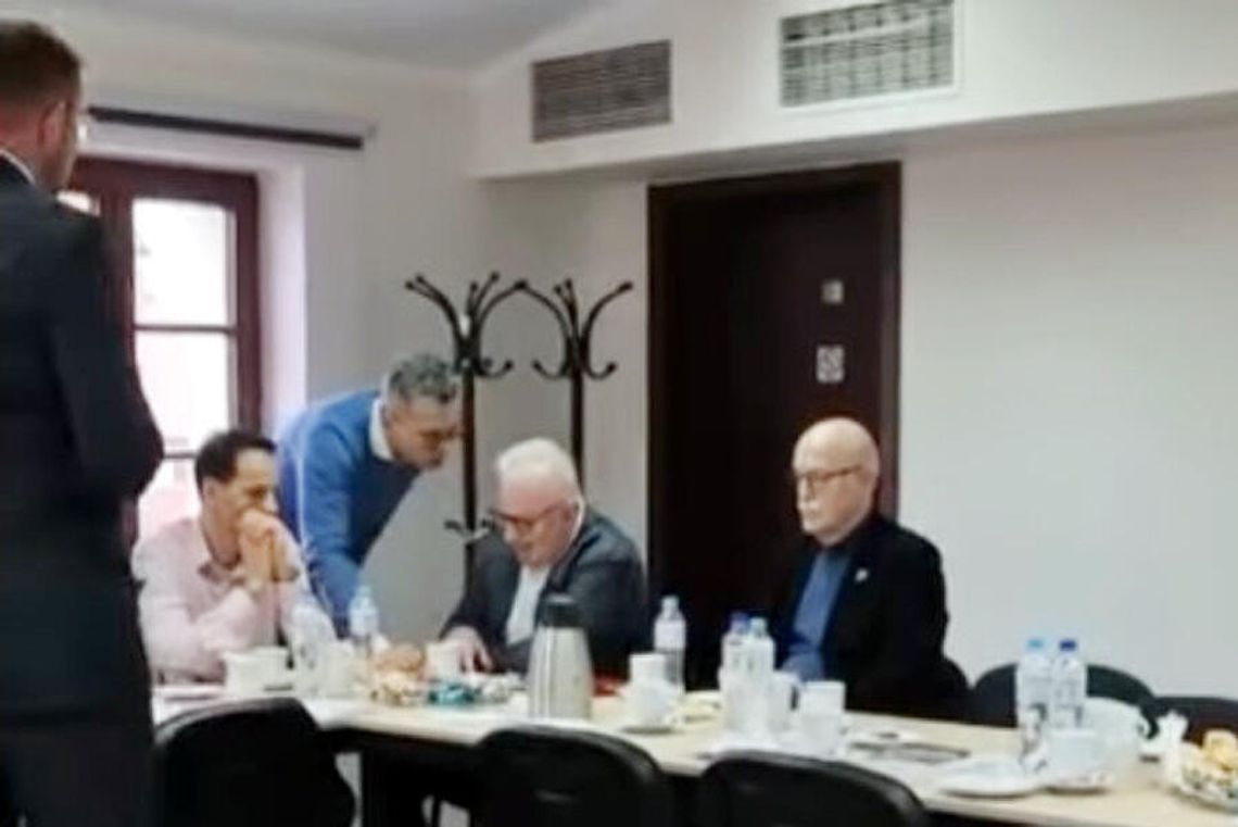 Po awanturze radnych w bibliotece. Burmistrz Chojnic: „następnym razem wezwę policję”