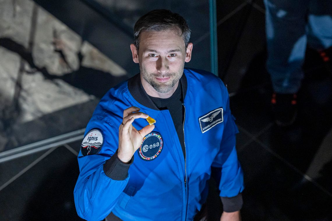 Bursztyn z kosmosu jest już w Gdańsku. Unikalny eksponat trafił do Muzeum Bursztynu dr Sławosz Uznański-Wiśniewski z bursztynem, który zabrał w kosmos