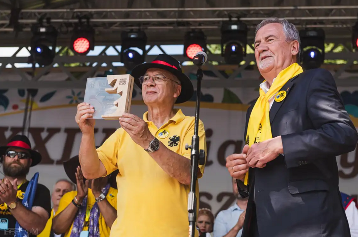 Ryszard Sylka, burmistrz Bytowa podczas wręczenia nagrody „Bursztynowa Klëka” w 2023 roku