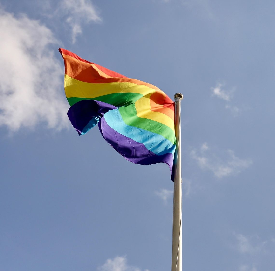 Flaga LGBT na urzędzie w Słupsku. Radny PiS: złamanie Konstytucji