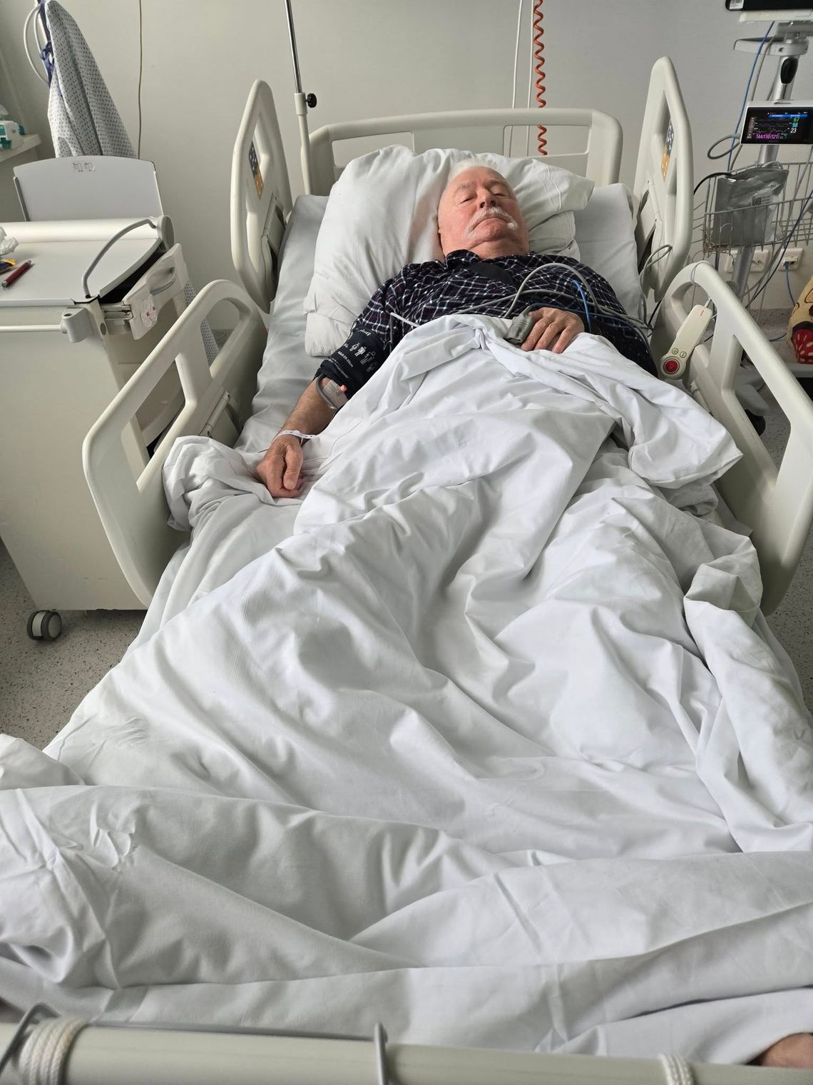 Lech Wałęsa po operacji usunięcia nowotworu. „Usunęli to, co chodziło do tyłu"