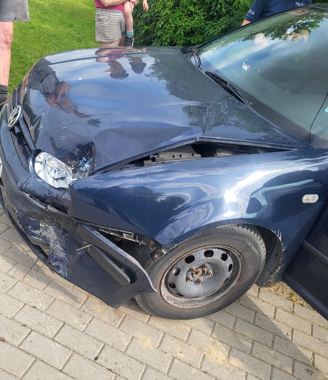 pijany kierowca wjechał w bramę w Tuchomku