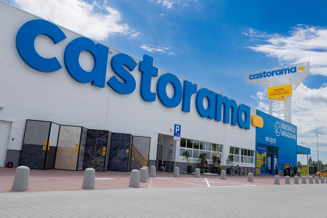 Castorama uruchomiła wypożyczalnię choinek. Po świętach wrócą do lasu Castorama uruchomiła wypożyczalnię choinek. Po świętach wrócą do lasu