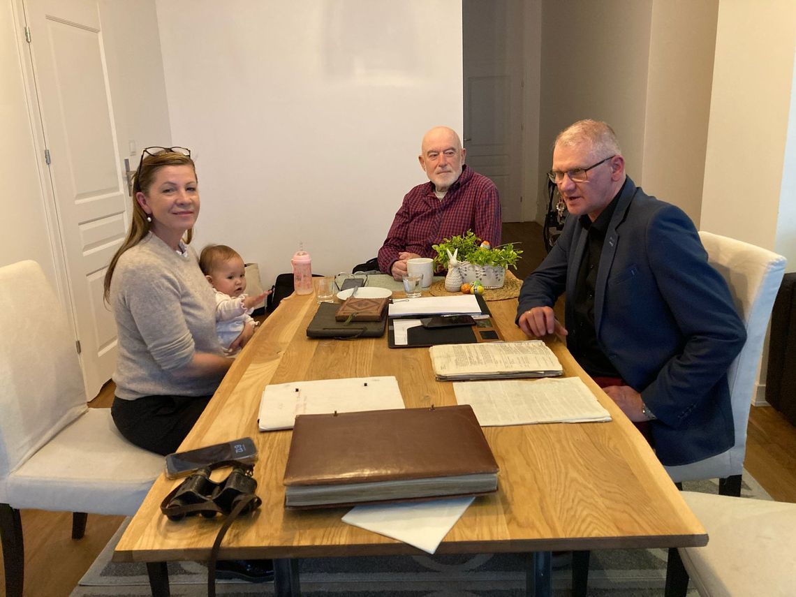 Anna Frackowiak, dr Sławomir Poleszak i Zbigniew L. Stanczyk podczas przekazania dokumentów