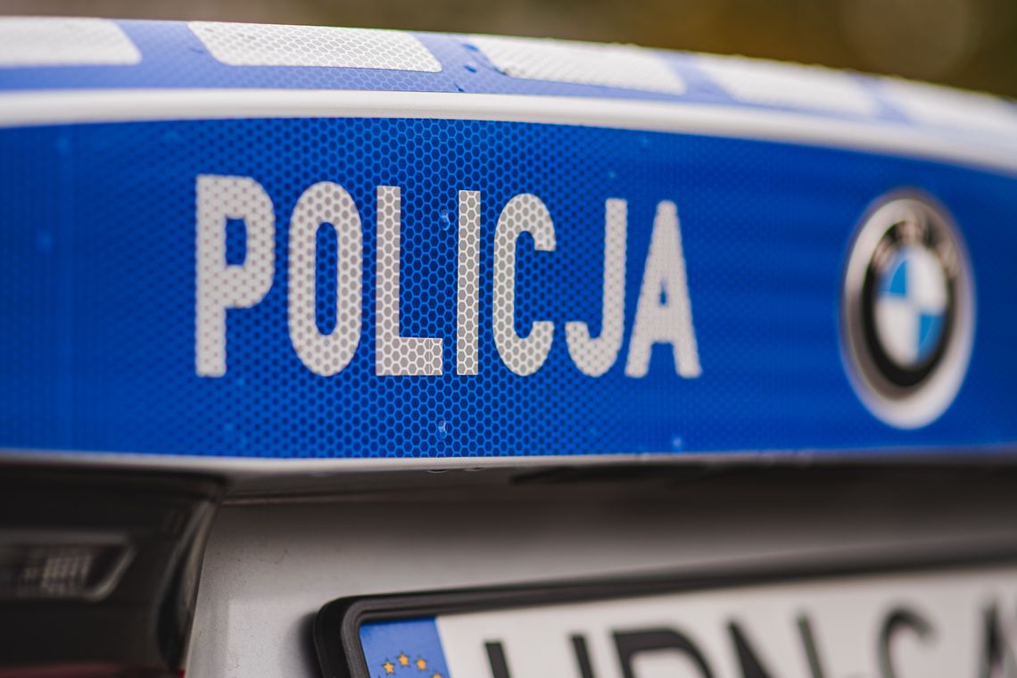 Chciał zabić żonę w lesie pod Kępicami. Daniel R. tymczasowo aresztowany policja, radiowóz, zdjęcie ilustracyjne