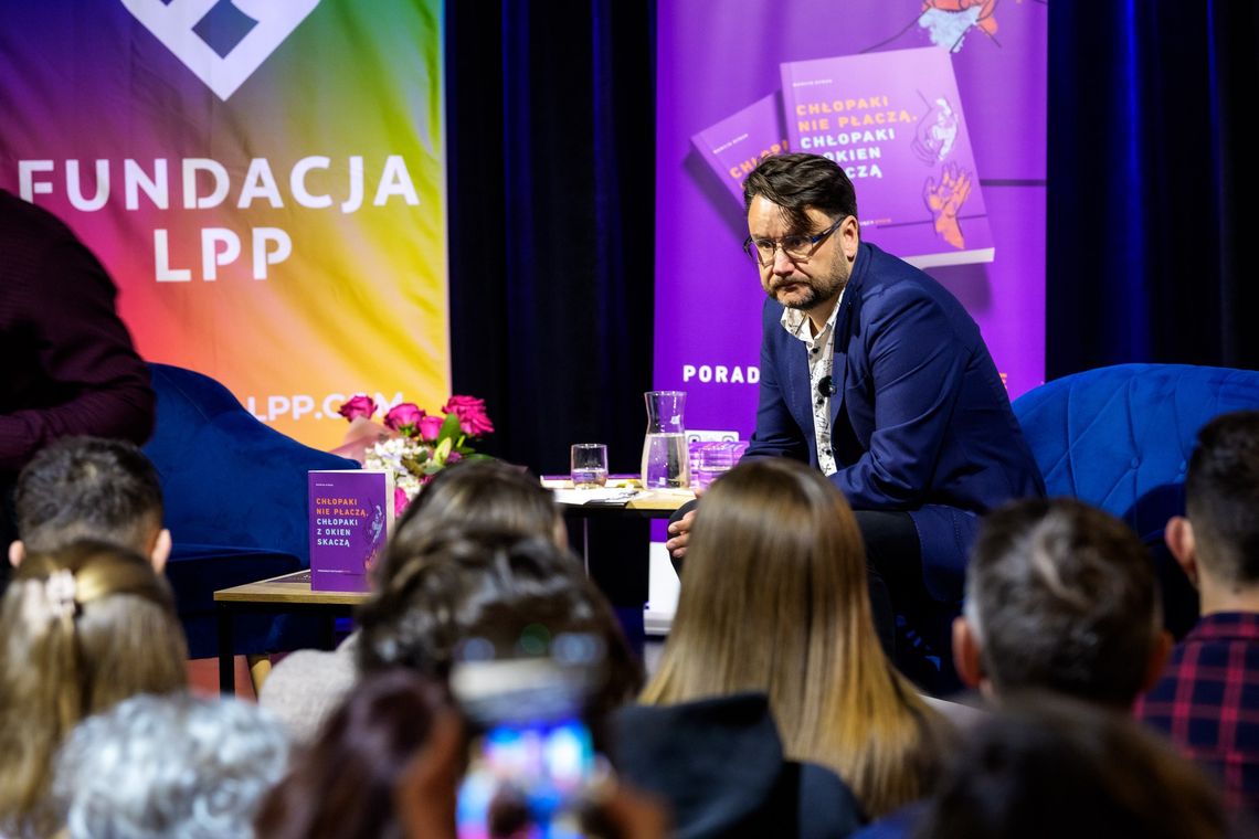 Chłopaki nie płaczą. Chłopaki z okien skaczą. Książka Marcina Dybuka obala mit twardziela "Chłopaki nie płaczą. Chłopaki z okien skaczą". Ta książka obala mit twardziela