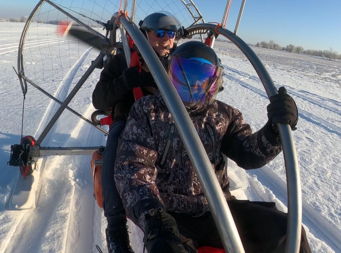 Andrzej Pyszyński i Mikołaj Marciniak przez dwa lata budowali motoparalotnię. Przed zimą przekształcili ją w sanie motorowe – aeroglisser.
