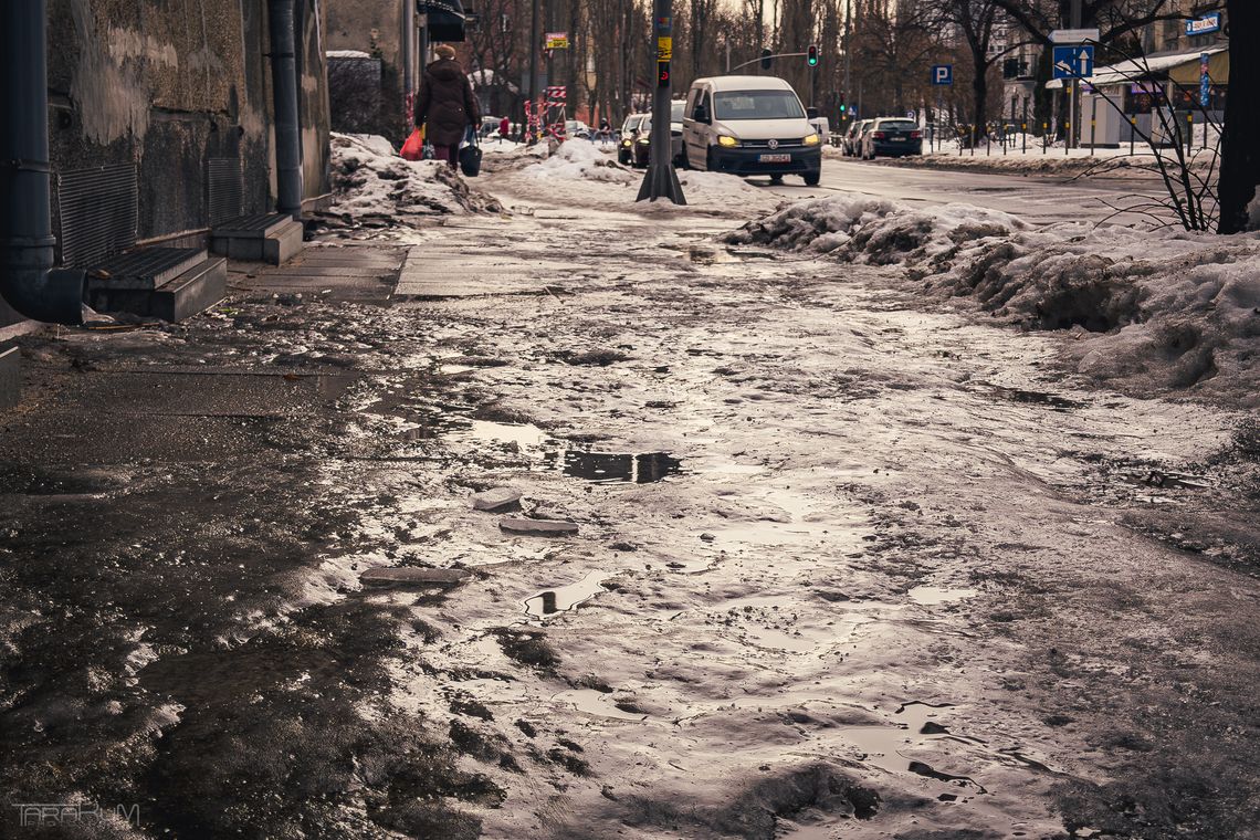 Chodniki zamieniły się w lodowiska! Piesi mogą ćwiczyć taniec na lodzie