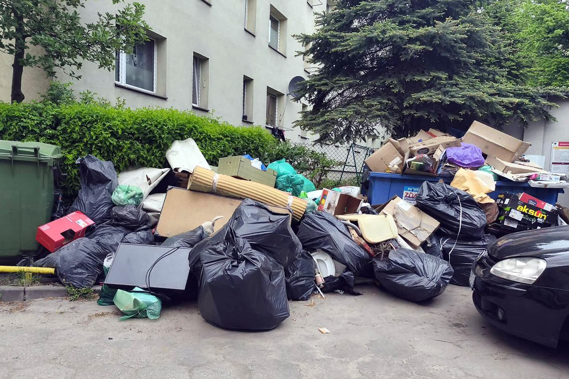 Problem śmieciowy w Chojnicach narasta. Radna pokazuje zdjęcia, mieszkańcy mają dość