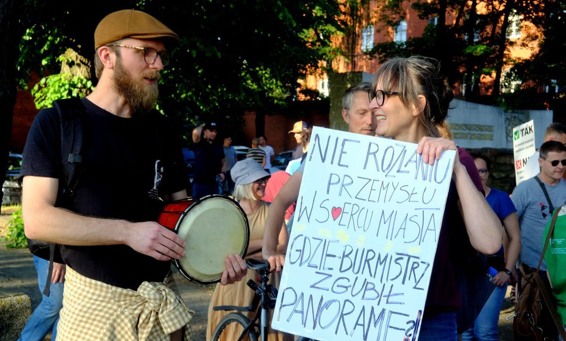 Chojniczanie protestują: „Zostawcie Lasek Miejski i Dolinę Strugi Jarcewskiej”. Burmistrz myśli o referendum