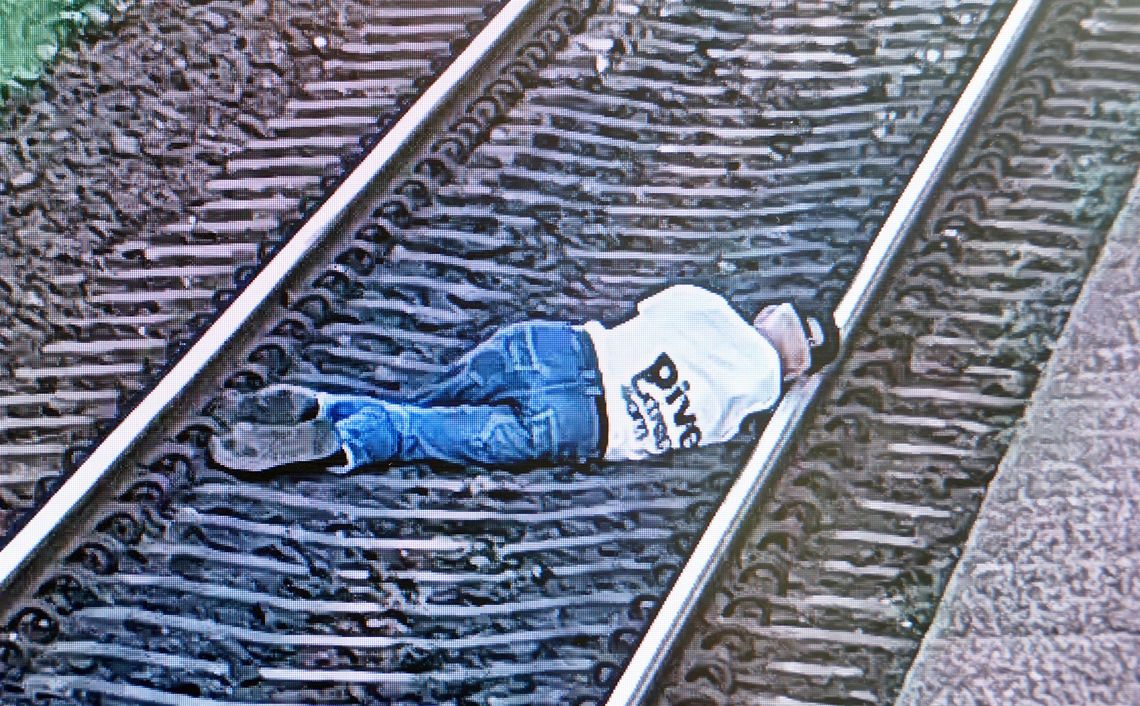 Pijany leżał na torach i nie miał siły wstać! Chwile grozy na stacji SKM w Gdańsku