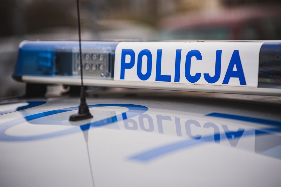 Ciało 33-letniego mężczyzny znaleziono w namiocie na plaży w Gdyni policja, radiowóz, zdjęcie ilustracyjne