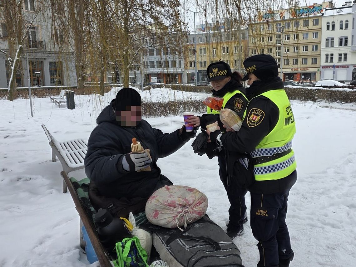 Gdańsk: Ciepły posiłek zamiast obojetności. Strażniczki pomogły bezdomnemu