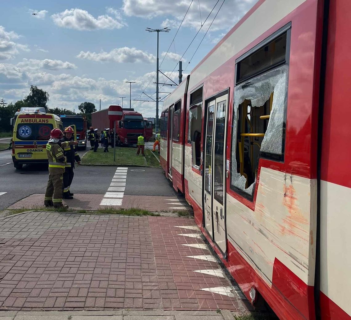 Gdańsk: Ciężarówka uderzyła w tramwaj Nowym Porcie