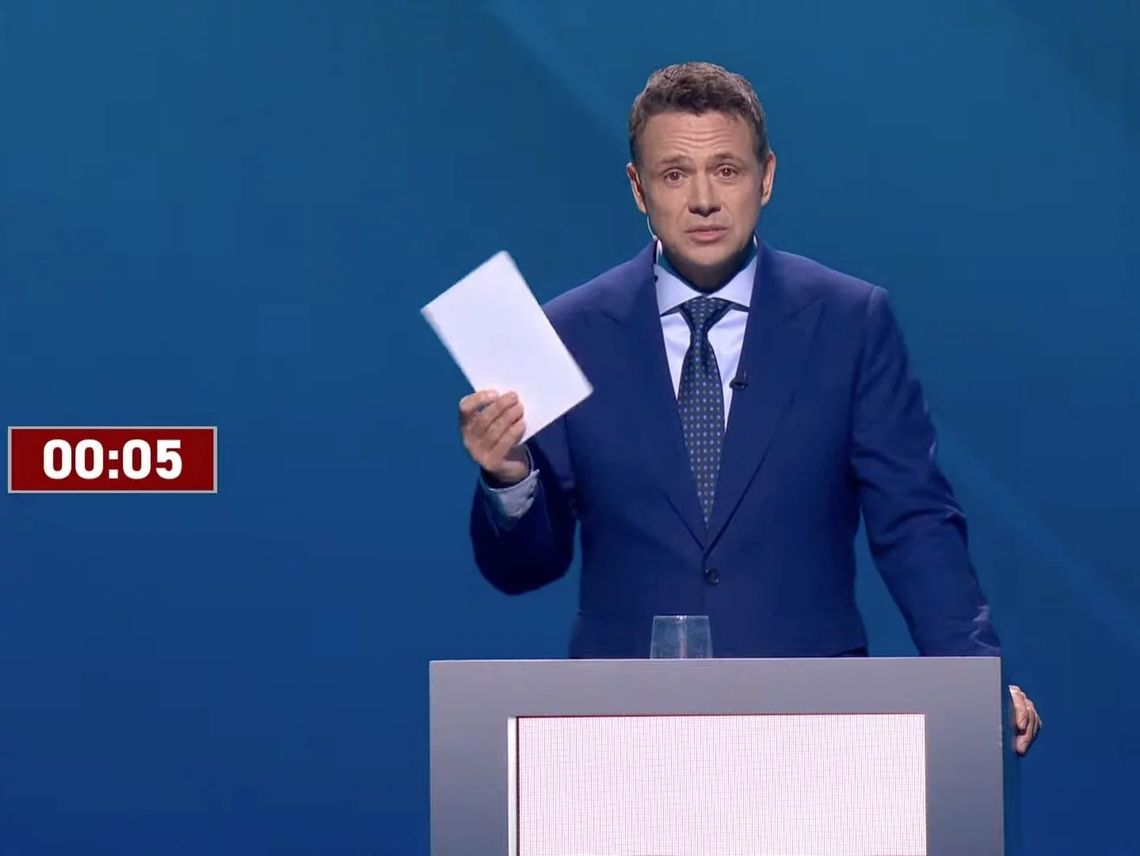 Co było w kopercie dla Karola Nawrockiego? Rafał Trzaskowski dał mu ją po debacie