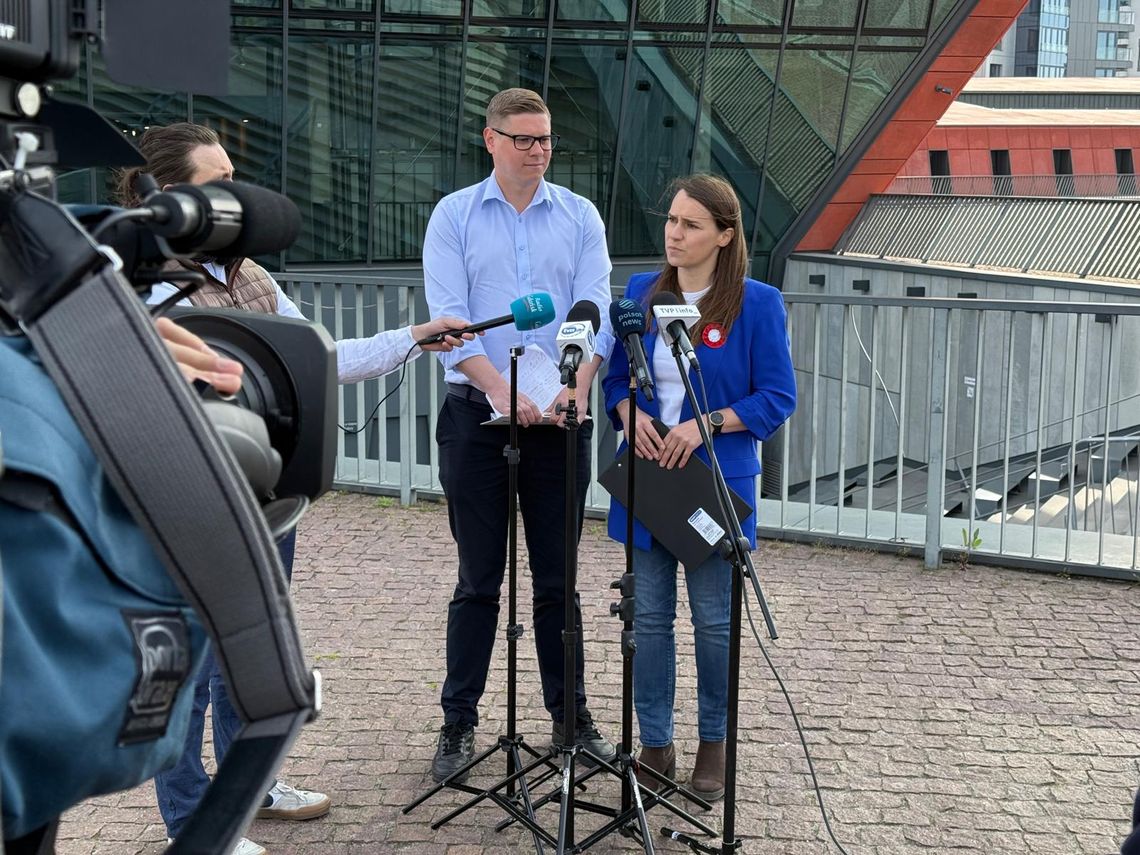 konferencja prasowa Agnieszki Pomaskiej i Patryka Jaskulskiego pod MIIWŚ w Gdańsku