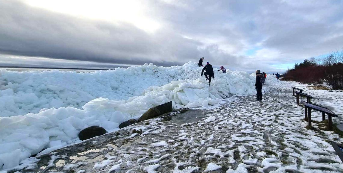 Co łączy Wisconsin i Półwysep Helski? Hałdy lodu przypominające „lodowe tsunami” 