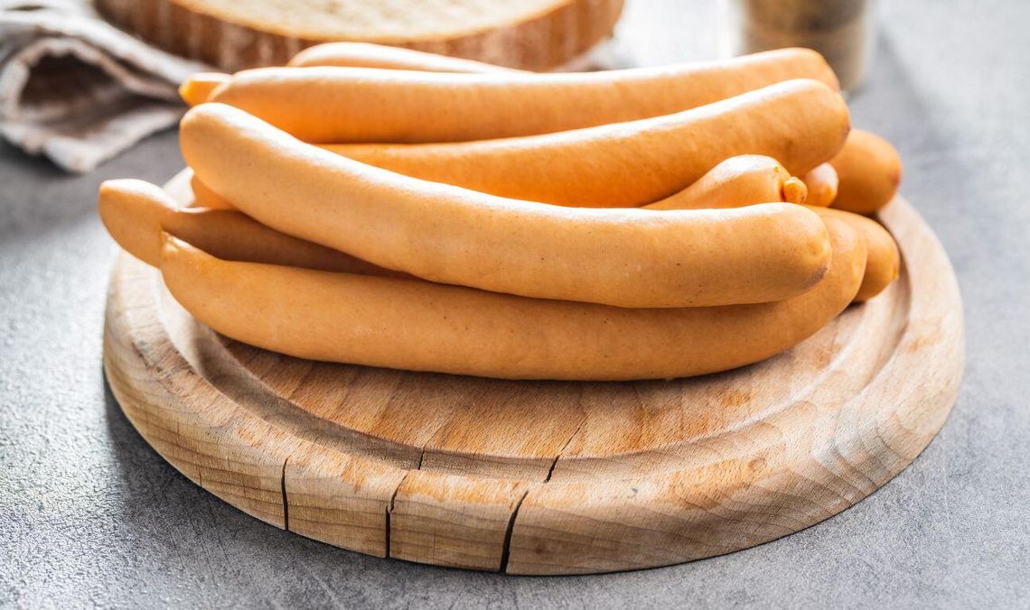 Co tak naprawdę jest w parówkach? Dietetyczka radzi, które wybierać