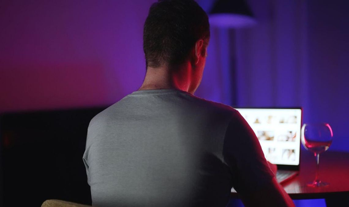 mężczyzna oglądający pornograficzne witryny