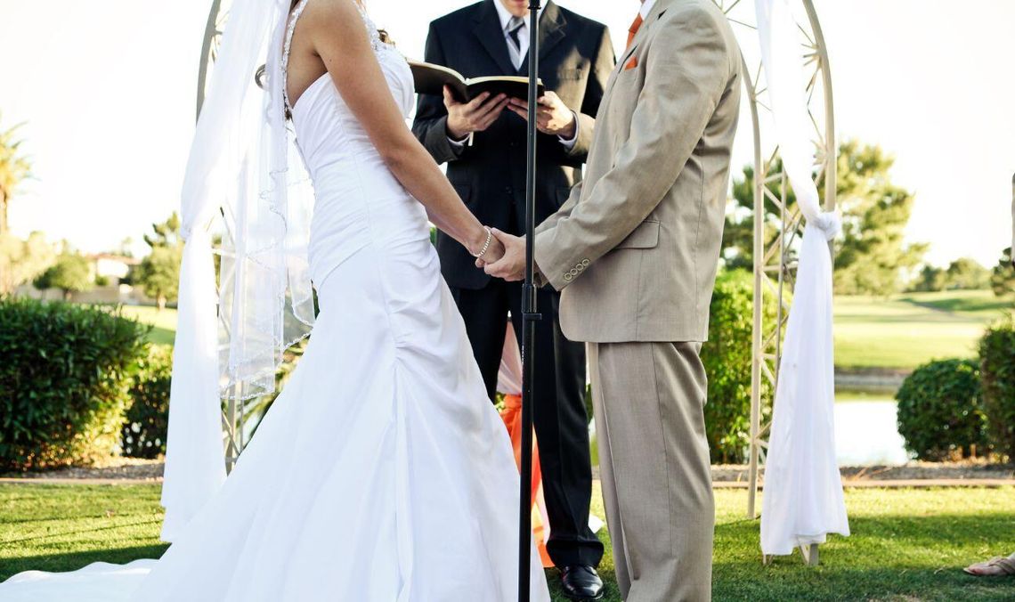 Coraz więcej ślubów w plenerze. Urzędnik kosztuje, a burmistrz lub prezydent... nie Śluby w plenerze coraz popularniejsze – ile kosztują i kto może ich udzielić?