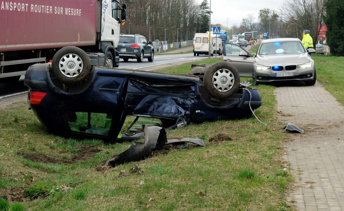 Dachowanie volkswagena po zderzeniu z ciężarówką