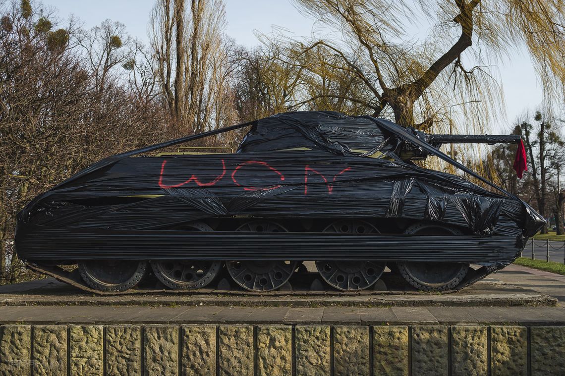 Czołg-pomnik owinęli streczem. Chcą jego usunięcia z Gdańska