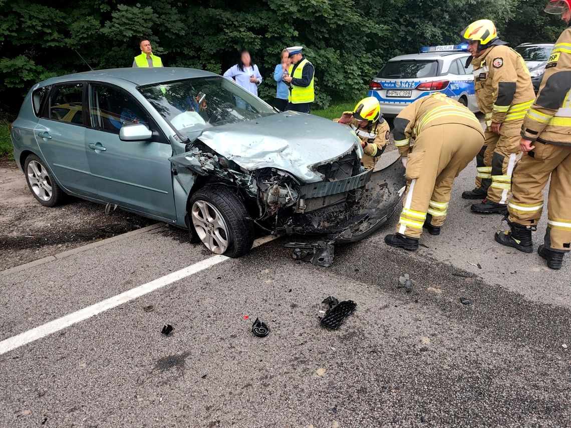 Czołowe zderzenie aut na DK22 w Czarlinie! Jedna osoba ranna, droga zablokowana wypadek, Czarlin