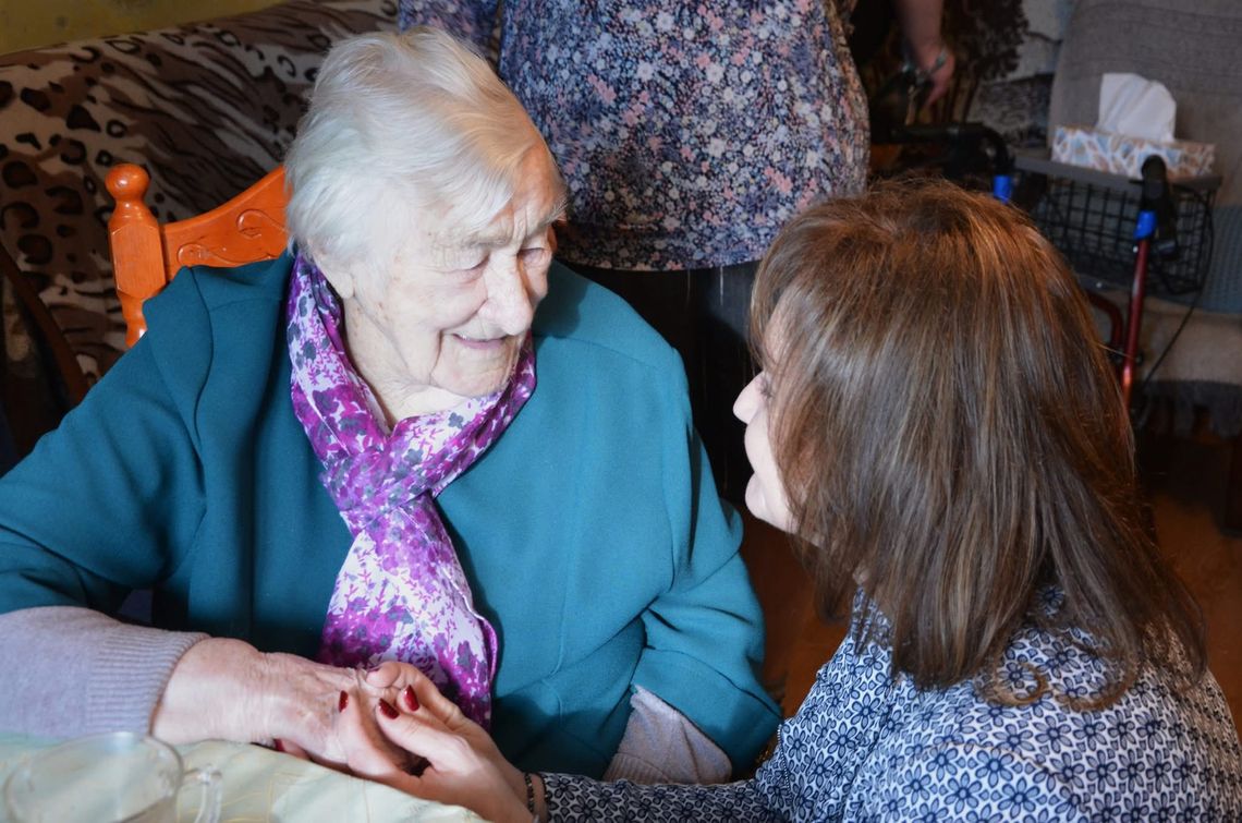 Cztery kawy dziennie, owoce i... słodycze. Mieszkanka Przyjaźni świętuje 102. urodziny!