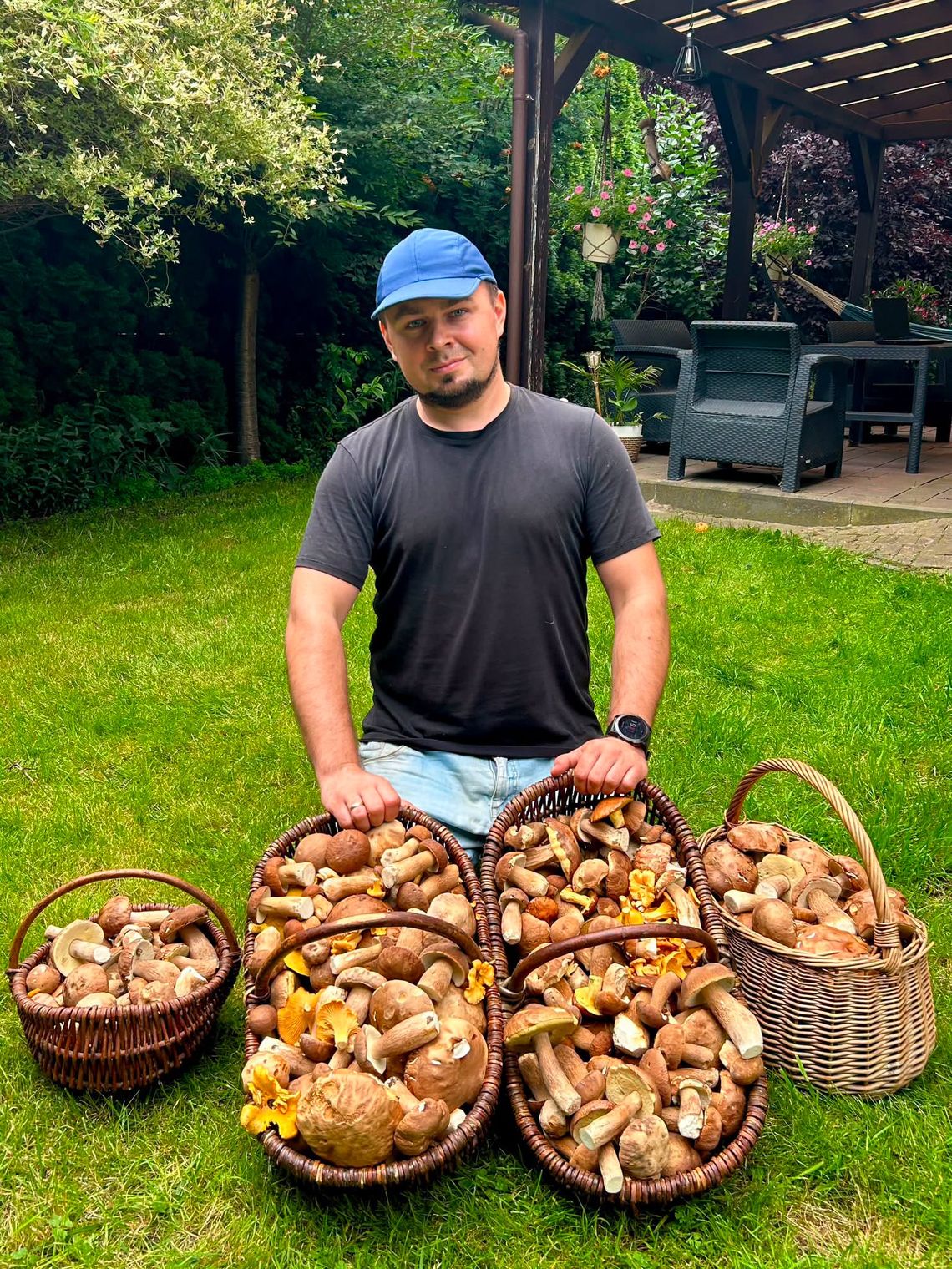Cztery kosze borowików w lipcu. Grzybiarz pokazał imponujący zbiór, internauci: "To AI"? Grzybiarz pokazał pełny kosz borowików. Internauci: "To AI"?