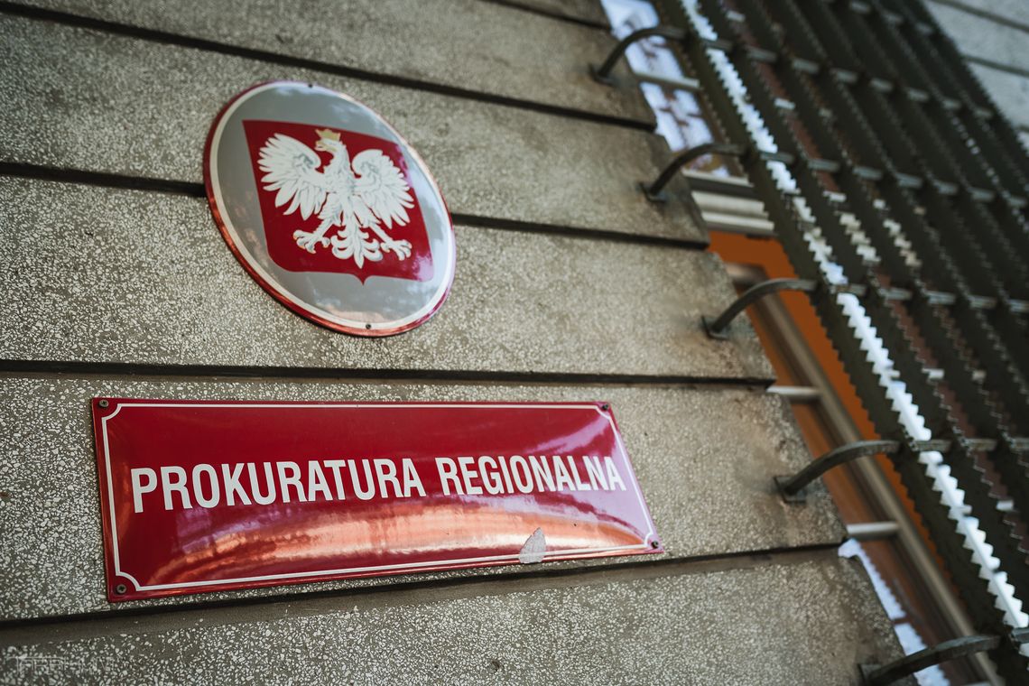 Cztery osoby odpowiedzą za 44 przestępstwa. Fałszowały dokumenty i wyłudzały pieniądze Cztery osoby odpowiedzą za 44 przestępstwa. Fałszowały dokumenty i wyłudzały pieniądze