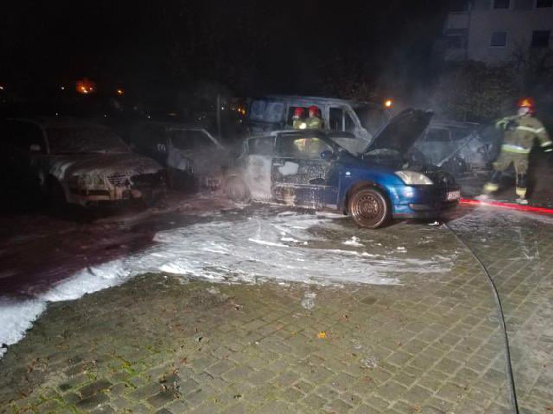 Cztery samochody spalone, dwa uszkodzone – bilans nocnego pożaru w Gdańsku