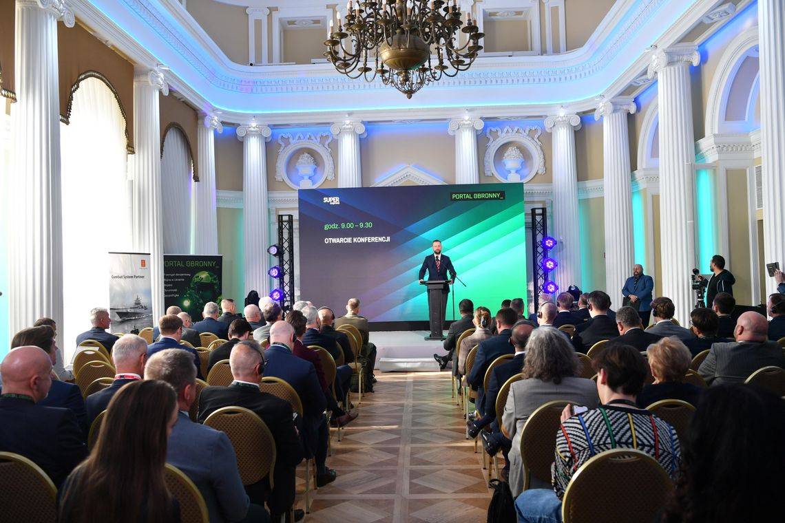 Czy drony zastąpią okręty? Konferencja o przyszłości Marynarki Wojennej i bezpieczeństwie na Bałtyku konferencja „Zdolności Marynarki RP i ochrona infrastruktury krytycznej na Bałtyku. Bezpieczeństwo w dobie zagrożeń konwencjonalnych i hybrydowych”, Warszawa 2025