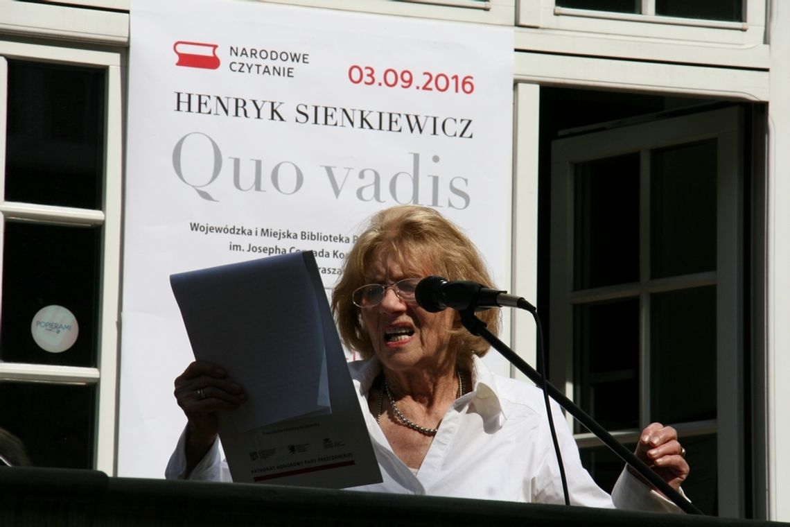 Aktorka Krystyna Łubieńska na Mariackiej podczas Narodowego Czytania w 2016 roku