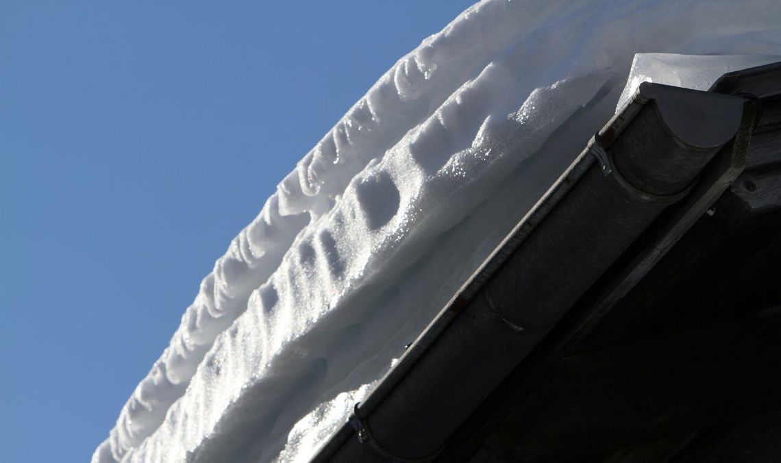 Dach hali w Kowalach ugina się pod naporem śniegu. Ewakuowano pracowników Dach hali w Kowalach ugina się pod naporem śniegu. Ewakuowano pracowników