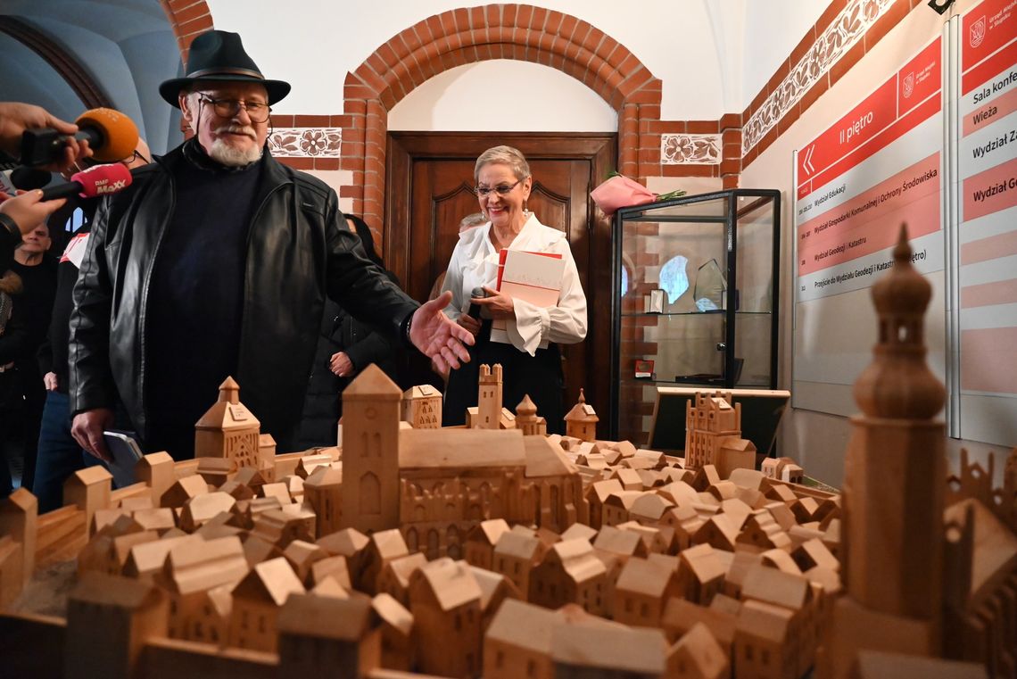 Dawny Słupsk cały z drewna. Wyjątkowa makieta w urzędzie miasta makieta miasta