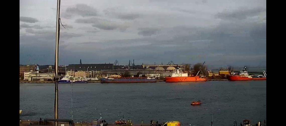 Do basenu portowego [nl] w Gdyni wpadł samochód. Wyłowiono ciało mężczyzny