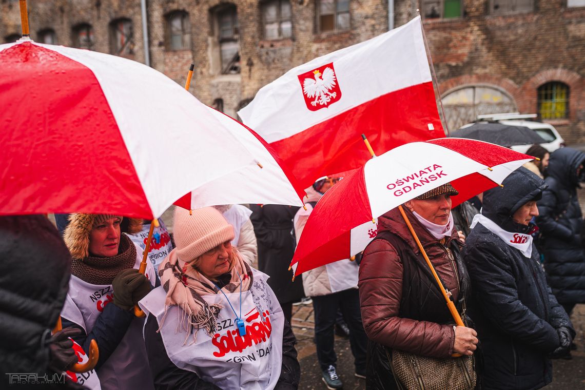 „Dość chaosu w oświacie”. Nauczyciele protestowali pod kuratorium w Gdańsku
