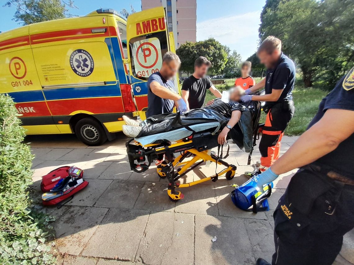 Dramatyczna akcja strażników w Gdańsku. "Leżał na balkonie, nie miał siły wołać o pomoc"