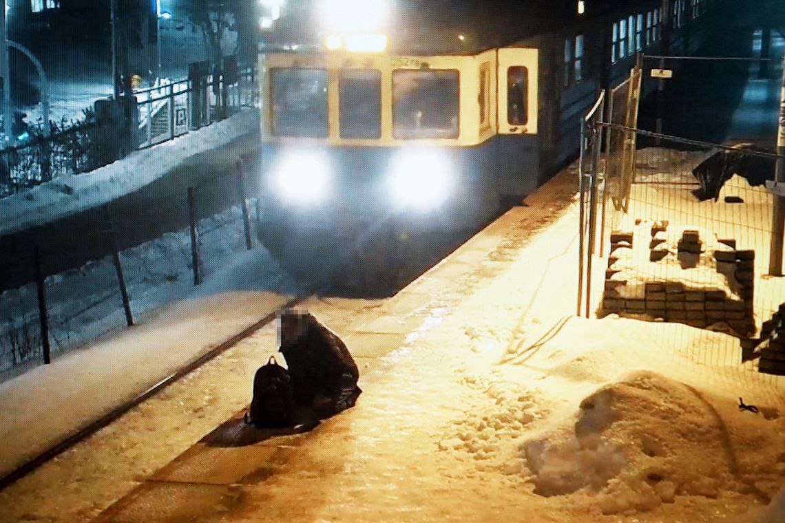 Dramatyczne chwile na stacji SKM w Gdyni. Kobieta klęczała nad krawędzią peronu