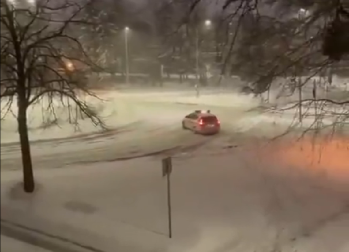 Policyjny radiowóz driftował na rondzie w Słupsku? Jest stanowisko komendy [FILM]