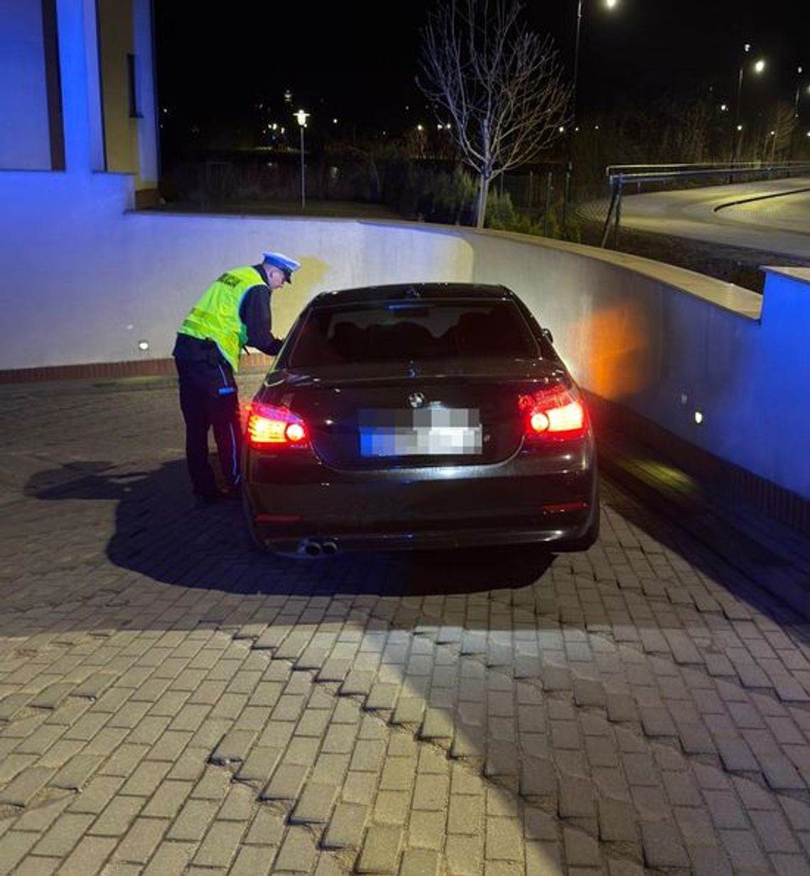 Driftował na parkingu w Kartuzach. Pożegnał się z prawem jazdy