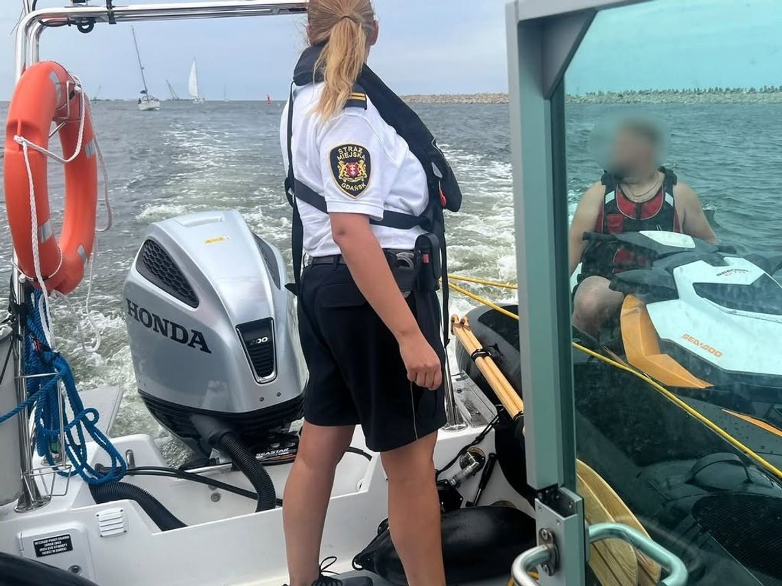 Akcja ratunkowa na Martwej Wiśle. Skuter wodny rozbił się o falochron Gdańsk: Skuterem wodnym uderzyli w falochron. Trzy osobe uratowane