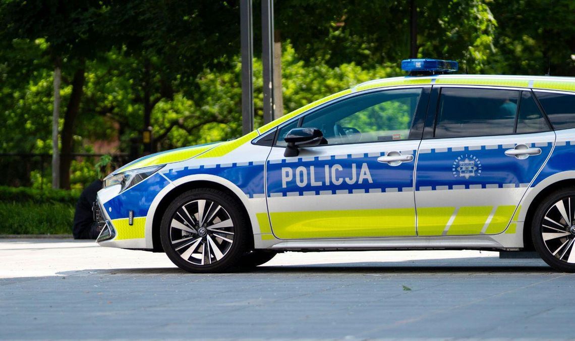 policja, radiowóz, zdjęcie ilustracyjne