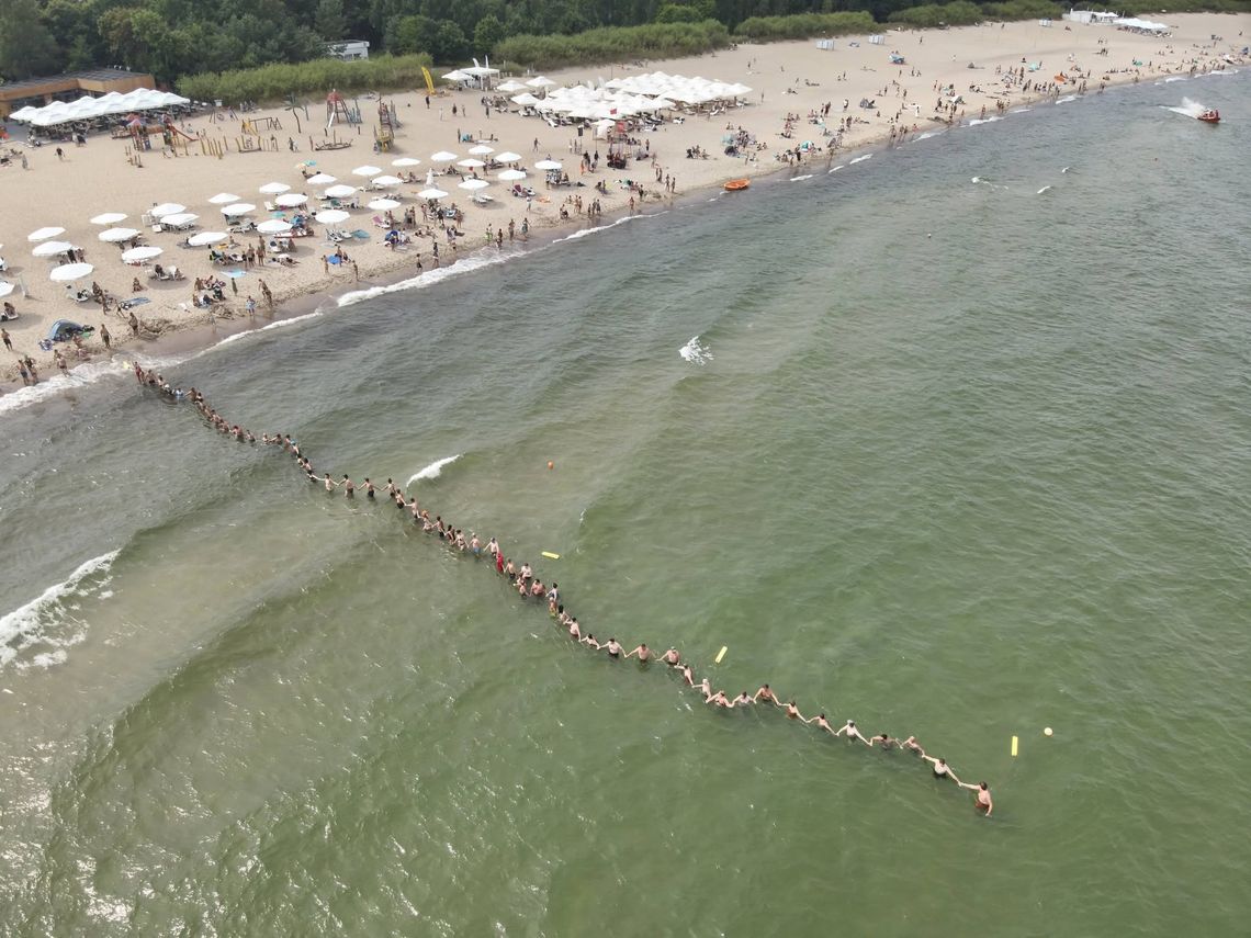Dwa łańcuchy życia i dron. Na plaży w Sopocie szukali zaginionego 7-latka Dwa łańcuchy życia i dron. Na plaży w Sopocie szukali zaginionego 7-latka