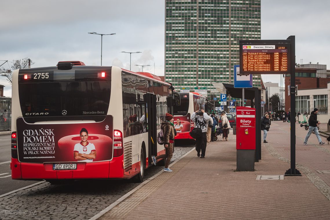 „Dwa razy dłużej niż autem”. Nowe dane o transporcie publicznym w Gdańsku są bezlitosne Dworzec Główny, przystanek, Gdańsk