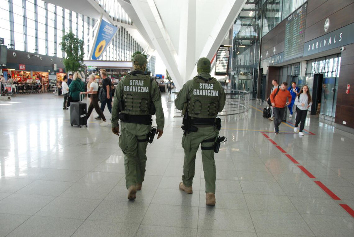 Jeden miał "bombę", drugi się awanturował. Obaj nigdzie nie polecieli