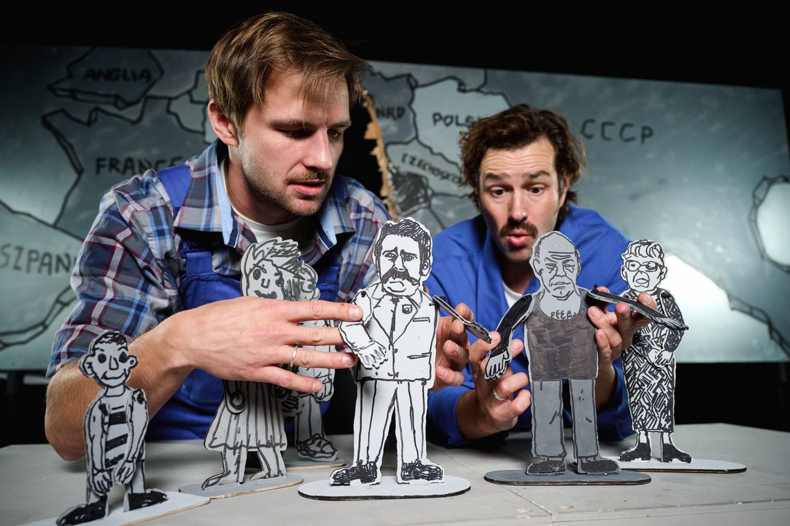 Dwaj stoczniowcy w wielkiej skrzyni. Teatr Miniatura o Solidarności dla najmłodszych