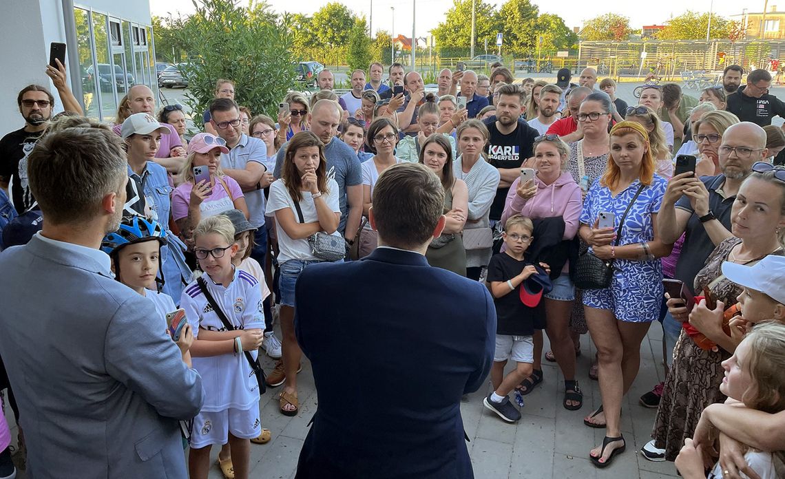 Dyskutują o braku miejsc w szkole w Pogórzu. Rodzice czekają na konkretne rozwiązania