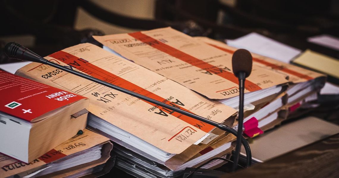 sąd, akta, zdjęcie ilustracyjne