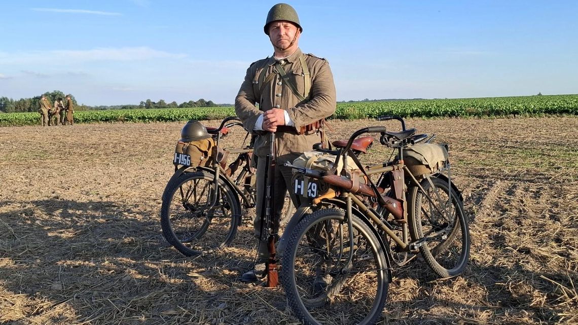 Policyjny mundur zmienia na wojskowy. Dzielnicowy z Malborka pasjonatem rekonstrukcji